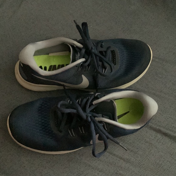 Nike Free RN size 7y blue they are in good condition no damages - Picture 5 of 6
